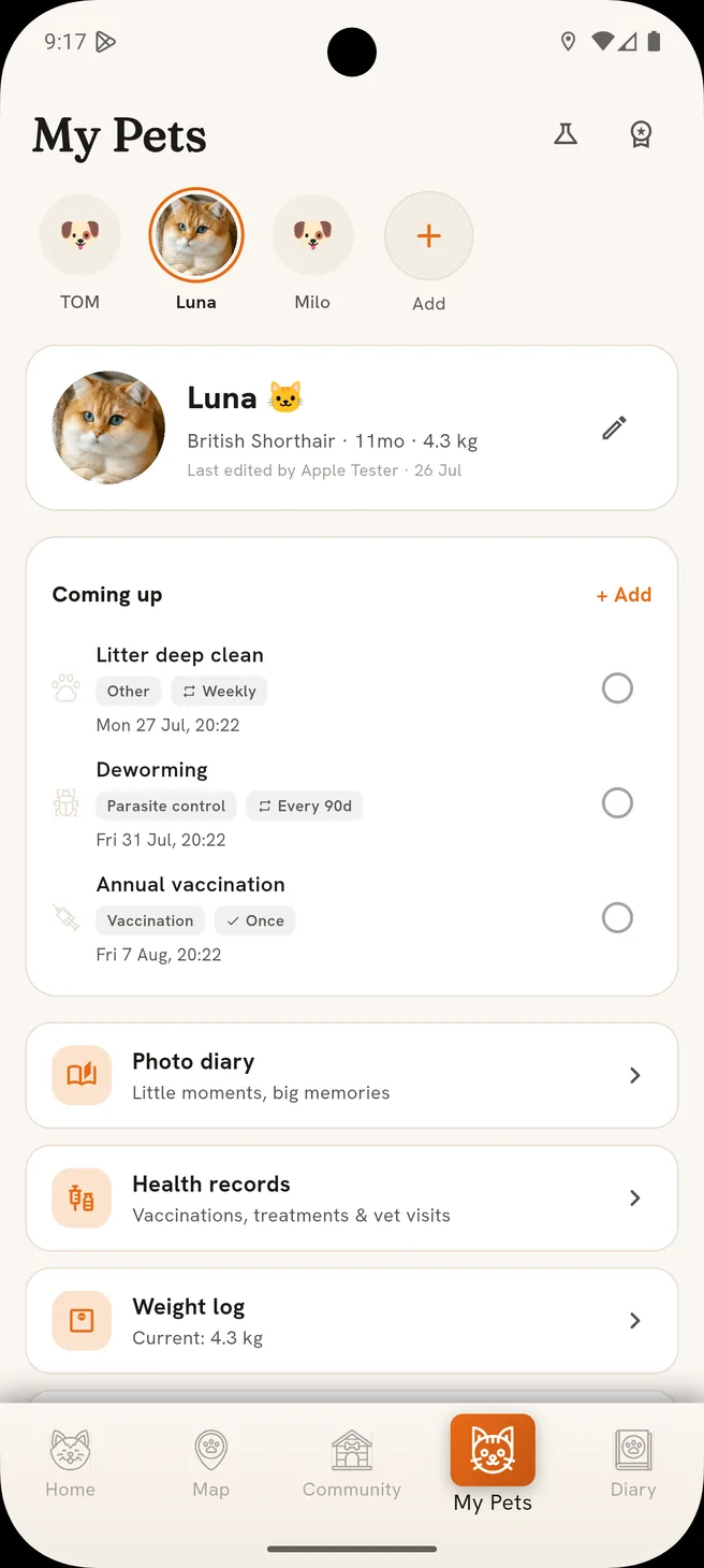 BULU My Pets screen for Luna the cat: upcoming litter, deworming and vaccination tasks, photo diary, health records and weight log